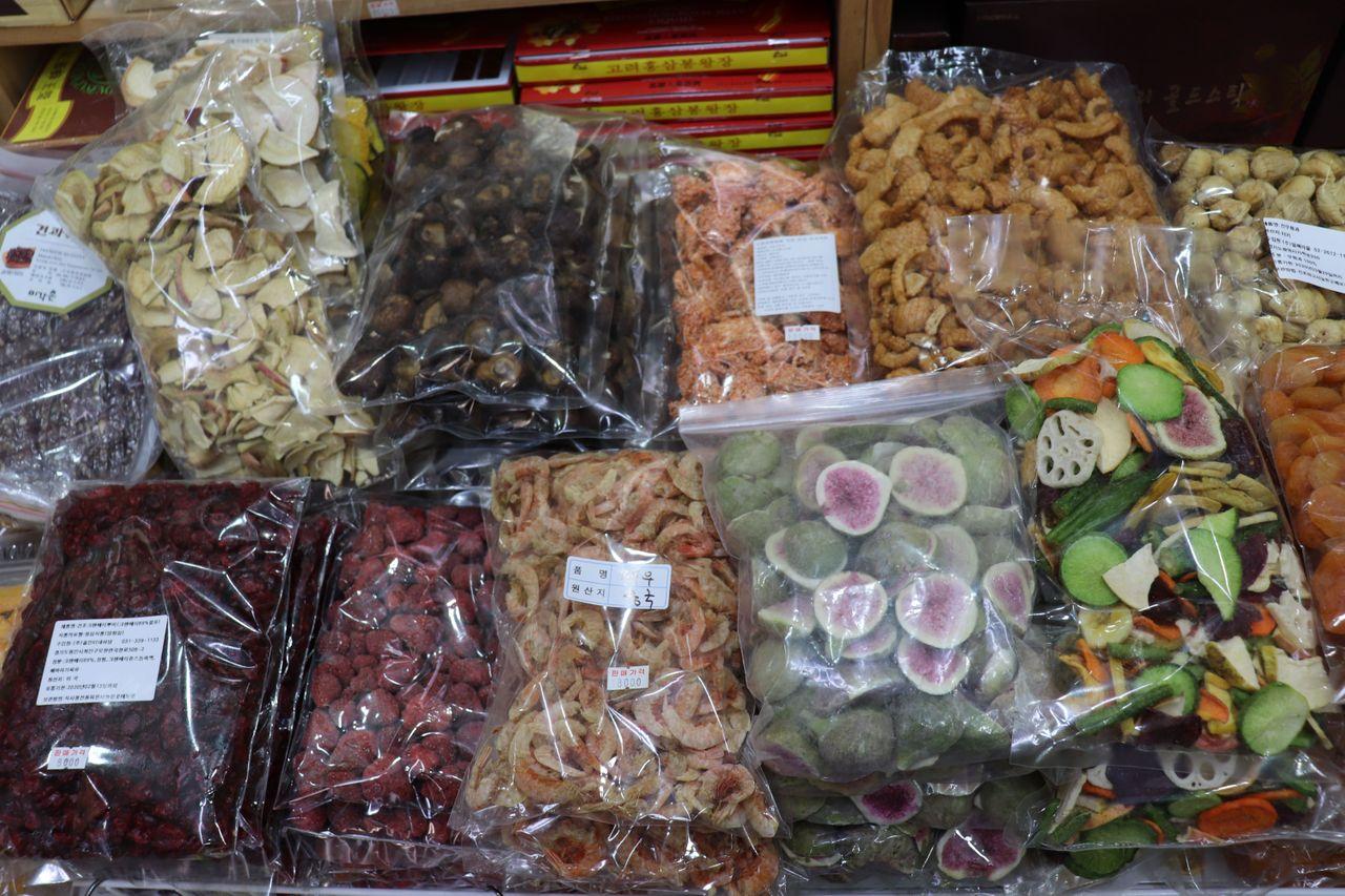 เพลิดเพลินไปกับช่วงเวลาที่น่าจดจำในตลาดแบบดั้งเดิมที่มีเอกลักษณ์เฉพาะตัวที่ใหญ่ที่สุดในเกาหลี! 